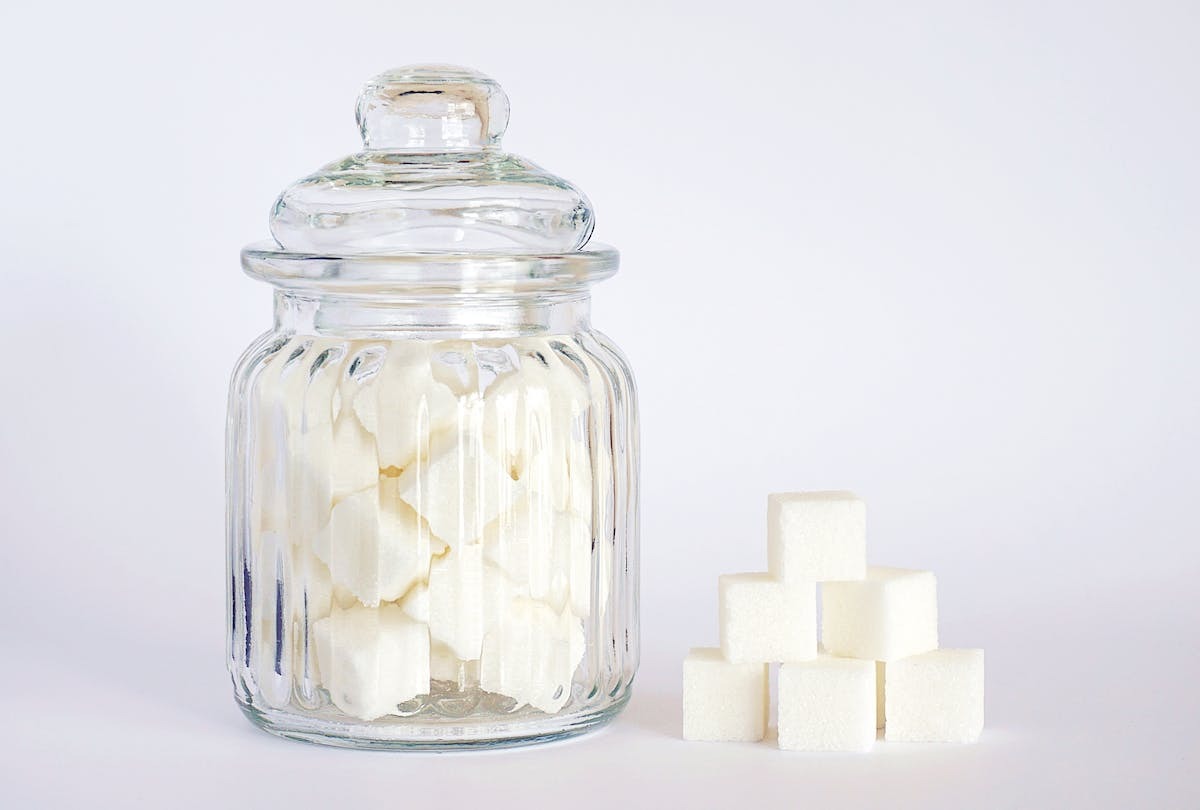 Comprendre le poids d’un morceau de sucre : tout ce que vous devez savoir
